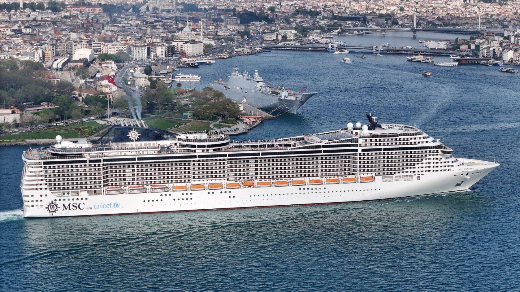 İstanbul’a gelen turistler, TCG Anadolu’yu hayranlıkla izledi