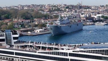 İstanbul’a gelen turistler, TCG Anadolu’yu hayranlıkla izledi