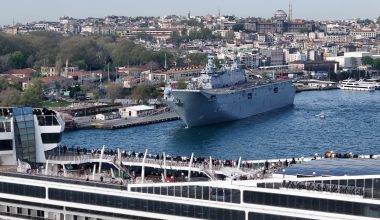 İstanbul’a gelen turistler, TCG Anadolu’yu hayranlıkla izledi