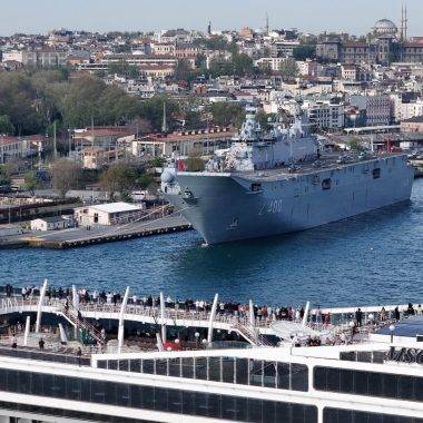 İstanbul’a gelen turistler, TCG Anadolu’yu hayranlıkla izledi