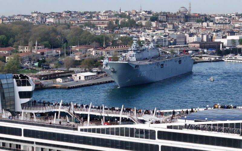 İstanbul’a gelen turistler, TCG Anadolu’yu hayranlıkla izledi