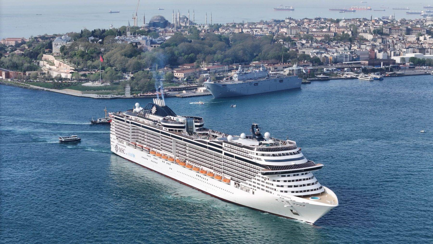 İstanbul’a gelen turistler, TCG Anadolu’yu hayranlıkla izledi