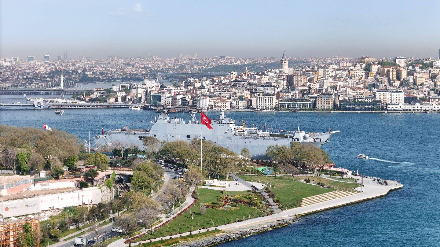 İstanbul’a gelen turistler, TCG Anadolu’yu hayranlıkla izledi