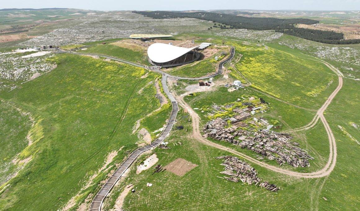 Tarihin sıfır noktasından eşsiz görüntüler: Göbeklitepe yeşil örtü altında