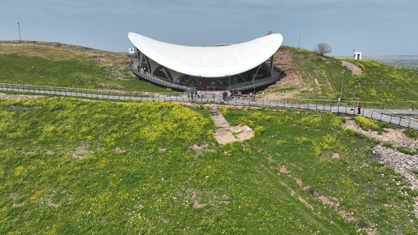 Tarihin sıfır noktasından eşsiz görüntüler: Göbeklitepe yeşil örtü altında