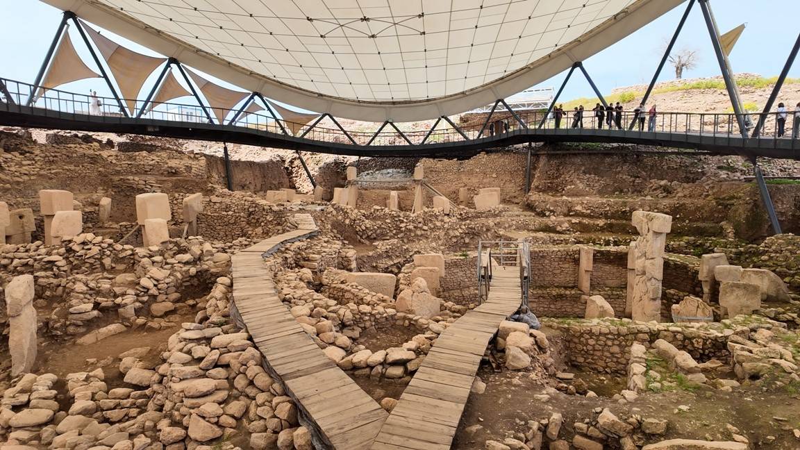 Tarihin sıfır noktasından eşsiz görüntüler: Göbeklitepe yeşil örtü altında