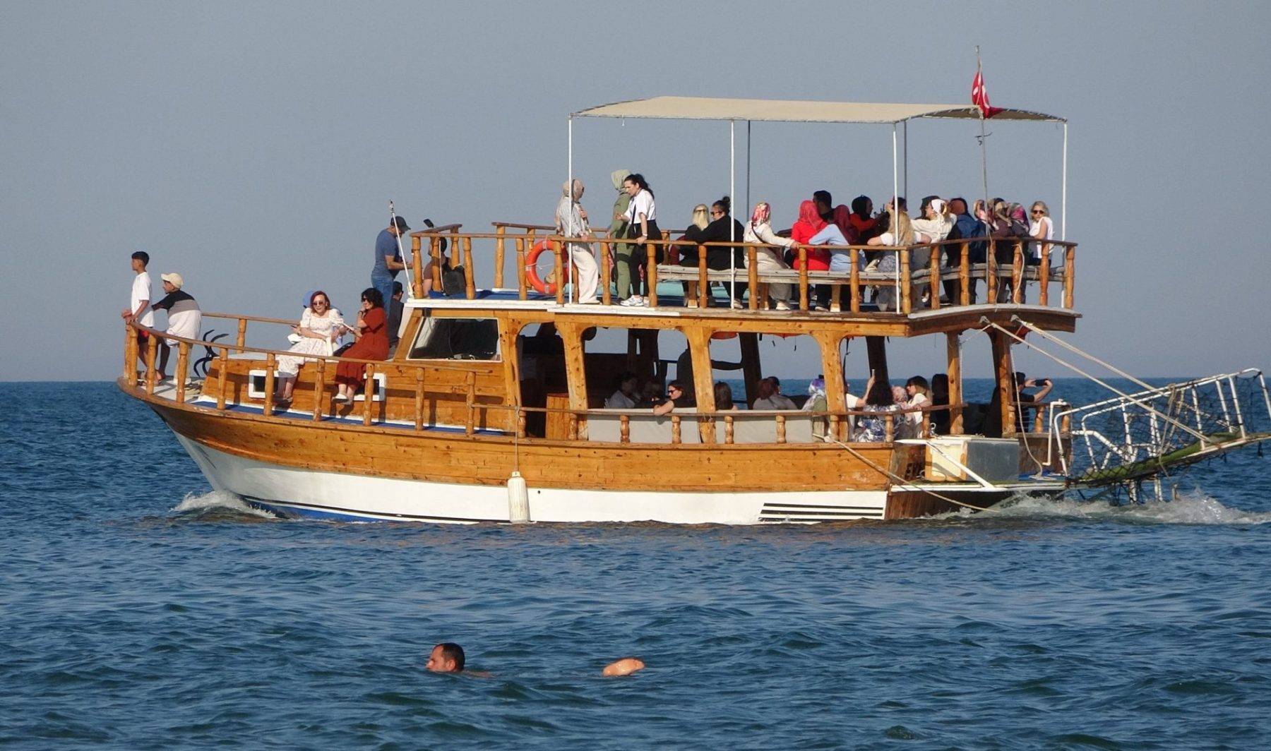 Mersin plajları yaza merhaba dedi: Kızkalesi plajı hareketlendi
