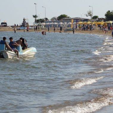 Mersin plajları yaza merhaba dedi: Kızkalesi plajı hareketlendi