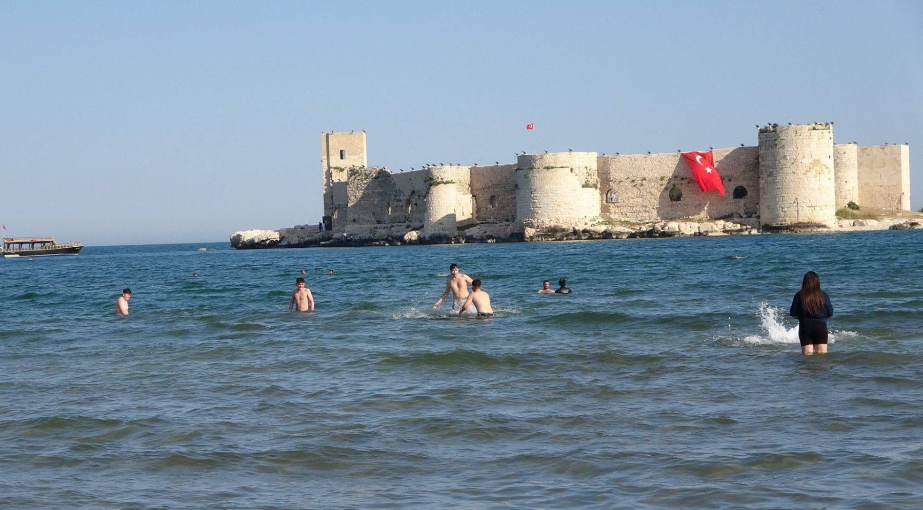 Mersin plajları yaza merhaba dedi: Kızkalesi plajı hareketlendi