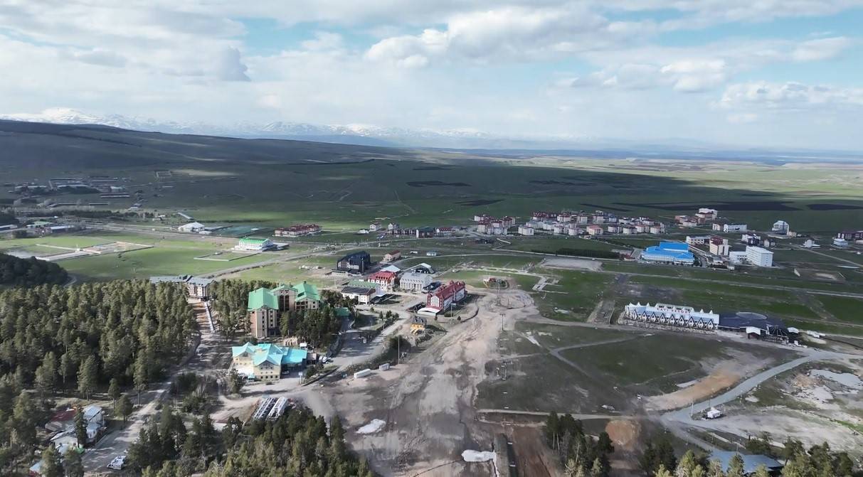 Turizmcilerin yüzü güldü: Sarıkamış Kayak Merkezi'nde sezon erken başladı geç bitti
