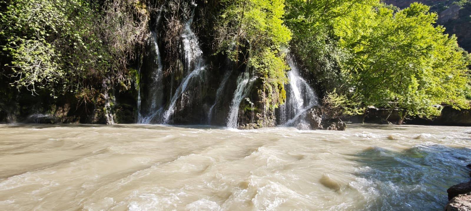 Kaleyi andıran kayaların gölgesindeki saklı cennet: Zore Kanyonu ve Şelalesi