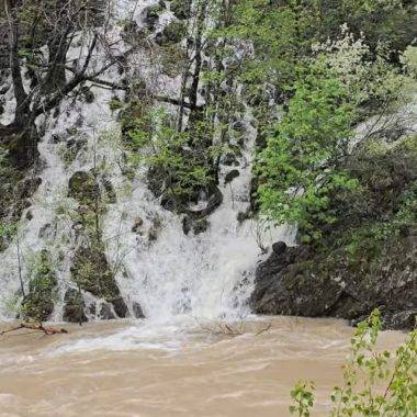 Munzur Vadisi'nde seyirlik manzaralar: Eriyen karlar şelaleler oluşturdu