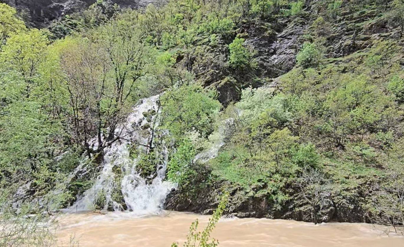 Munzur Vadisi'nde seyirlik manzaralar: Eriyen karlar şelaleler oluşturdu