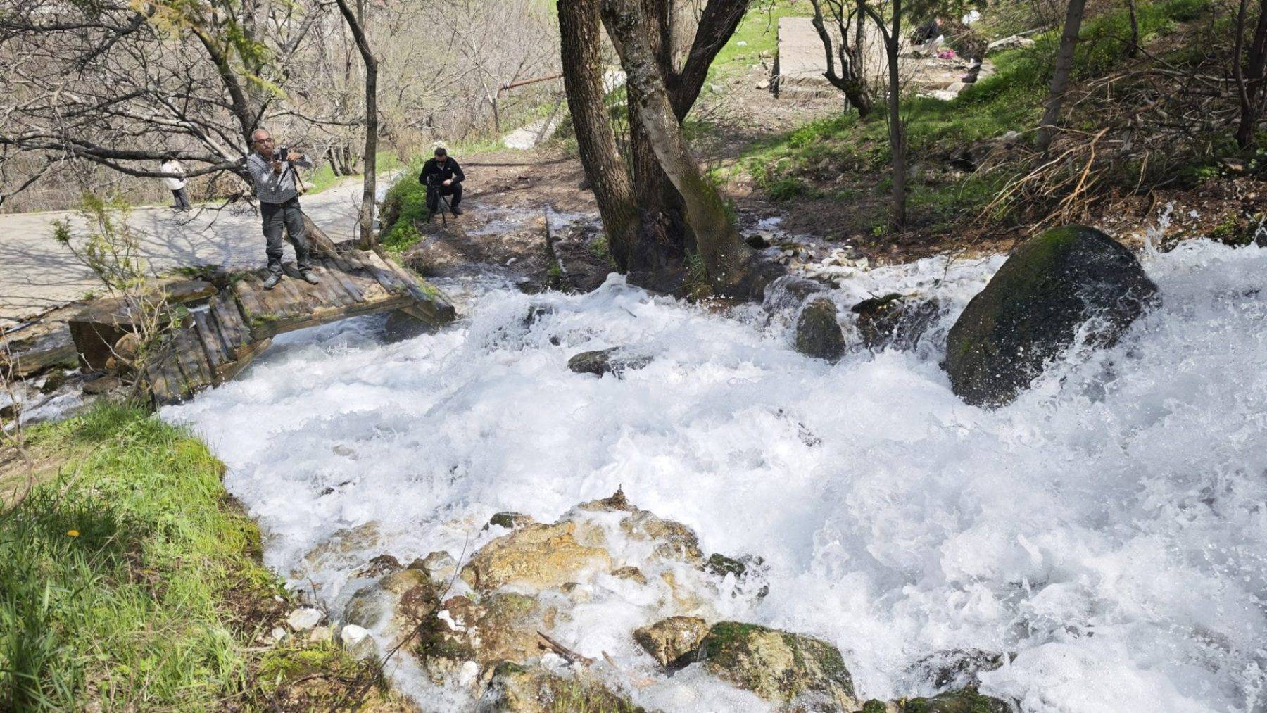Beyaz köpüklü sularıyla mest ediyor! Beyazsu Şelalesi kar sularıyla coştu