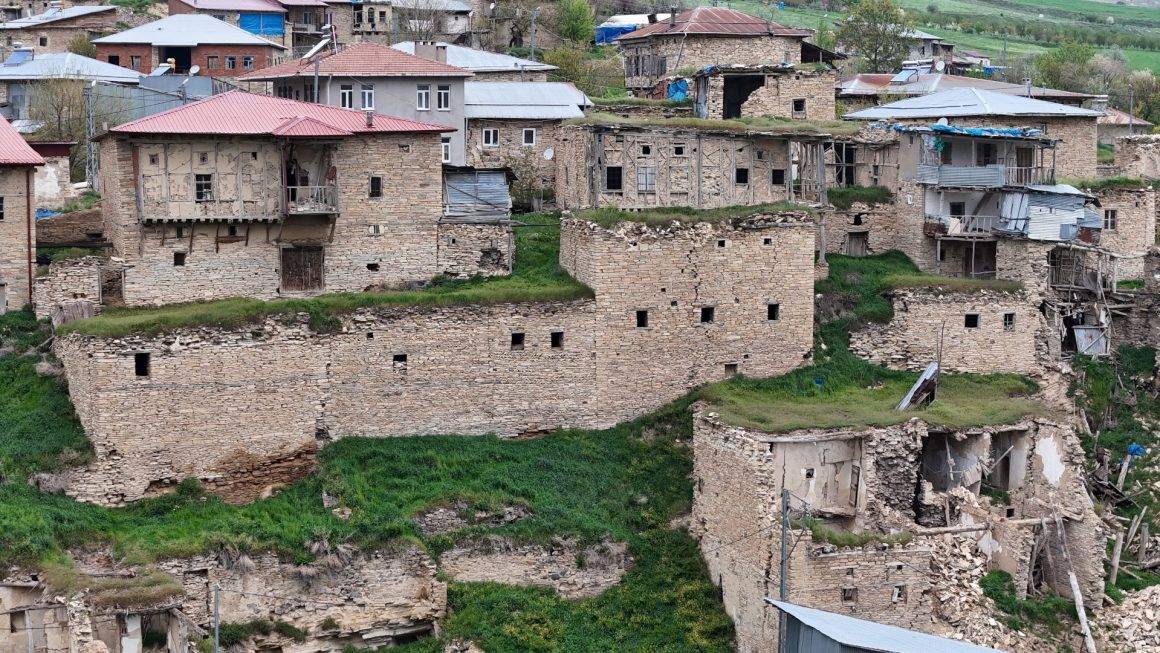 Köyün altından çıktı, üstünde ev oldu! Sivas'ın keşfedilmeyi bekleyen köyü