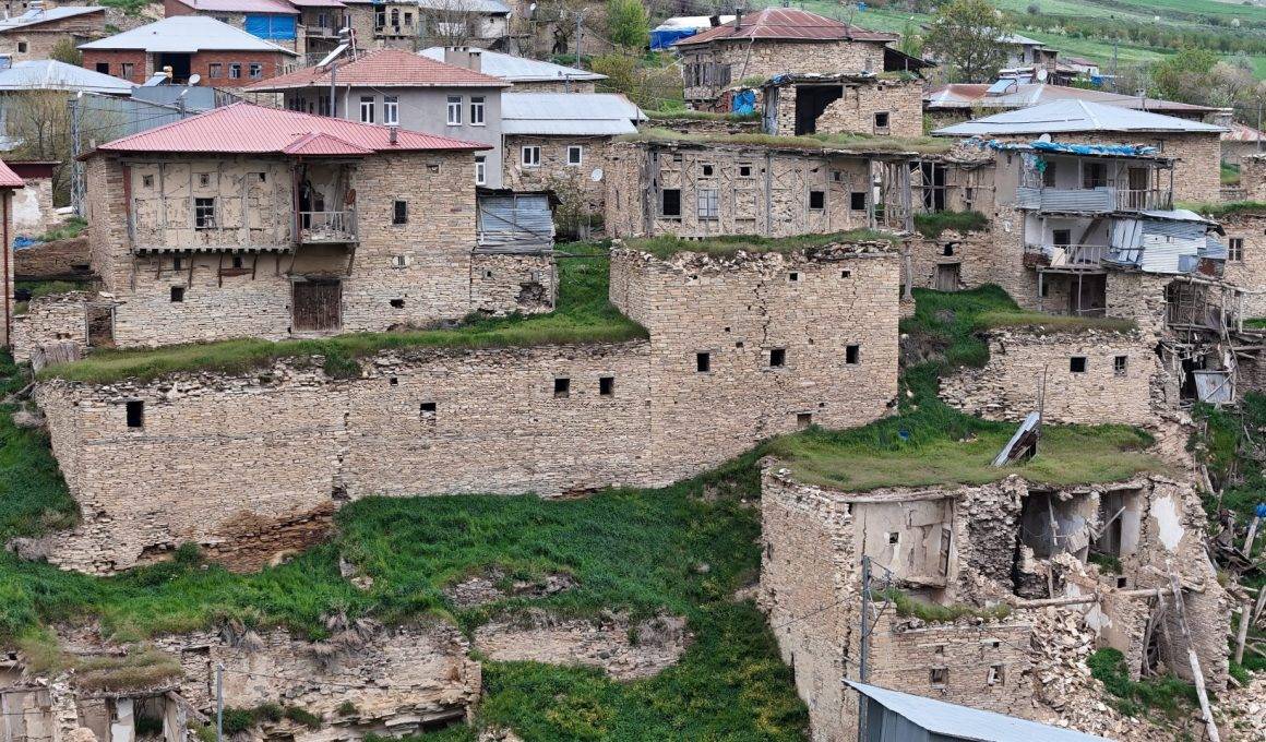 Köyün altından çıktı, üstünde ev oldu! Sivas'ın keşfedilmeyi bekleyen köyü