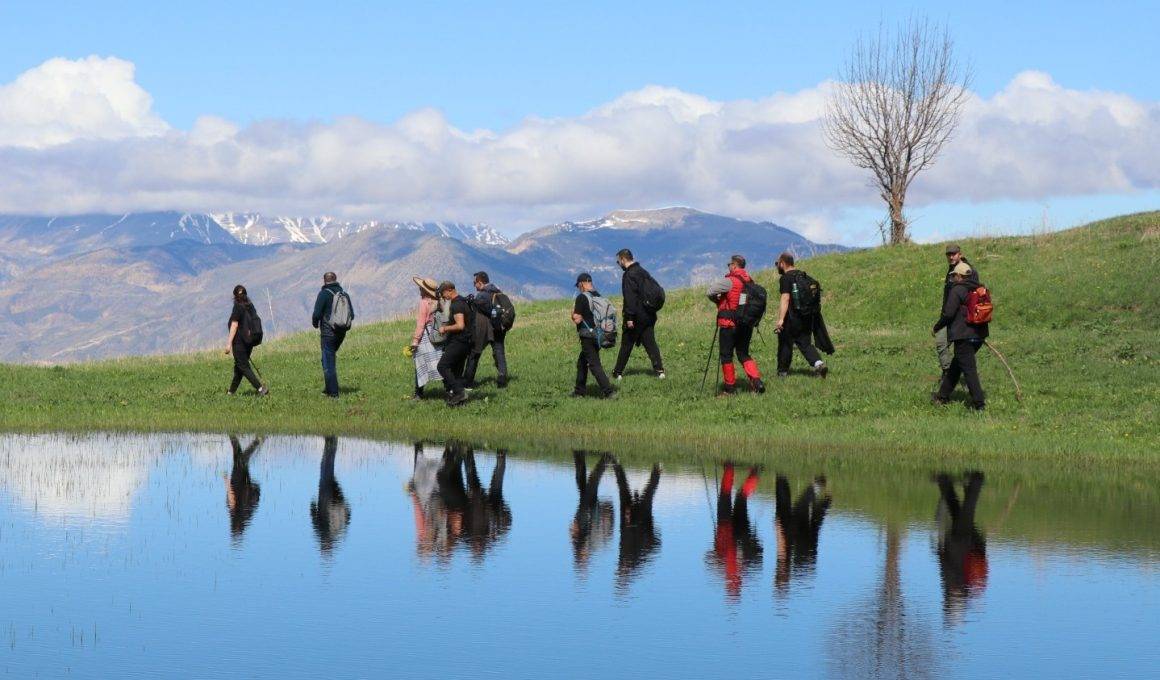 Erzurum'un nefes kesen manzaraları için 22 kilometre yürüdüler