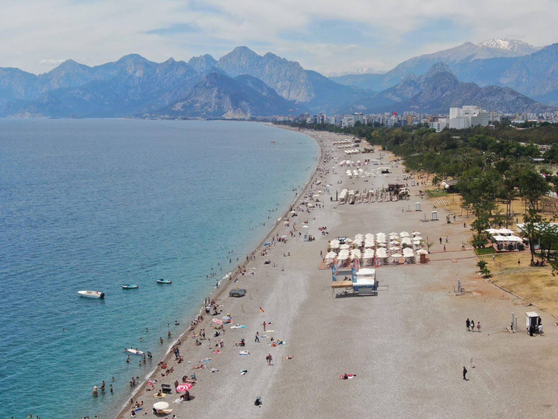 Antalya'da çifte bayram: Güneşi gören Konyaaltı Sahili'ne akın etti
