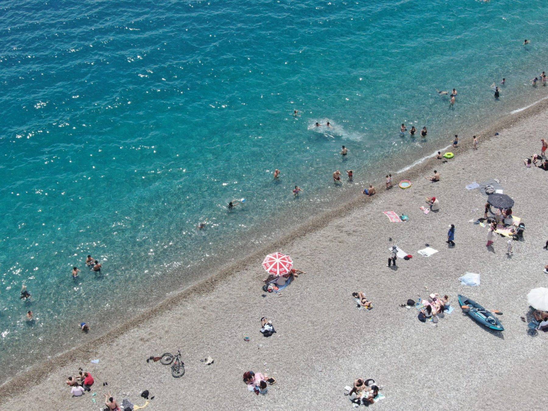 Antalya'da çifte bayram: Güneşi gören Konyaaltı Sahili'ne akın etti