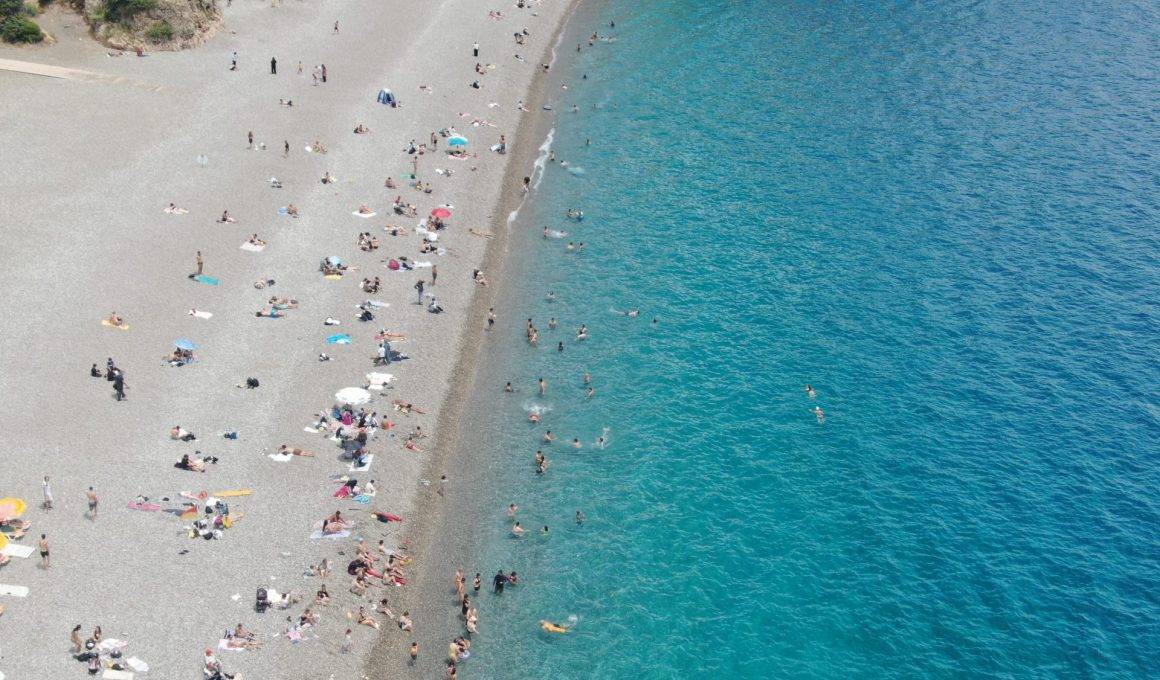 Antalya'da çifte bayram: Güneşi gören Konyaaltı Sahili'ne akın etti