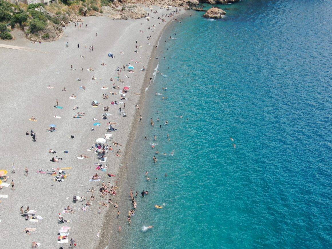 Antalya'da çifte bayram: Güneşi gören Konyaaltı Sahili'ne akın etti