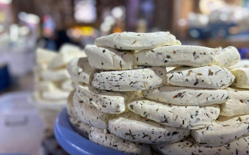 Yağmurun bereketi Van otlu peynirine de yaradı: Kalitesi artan peynir tezgahlarda