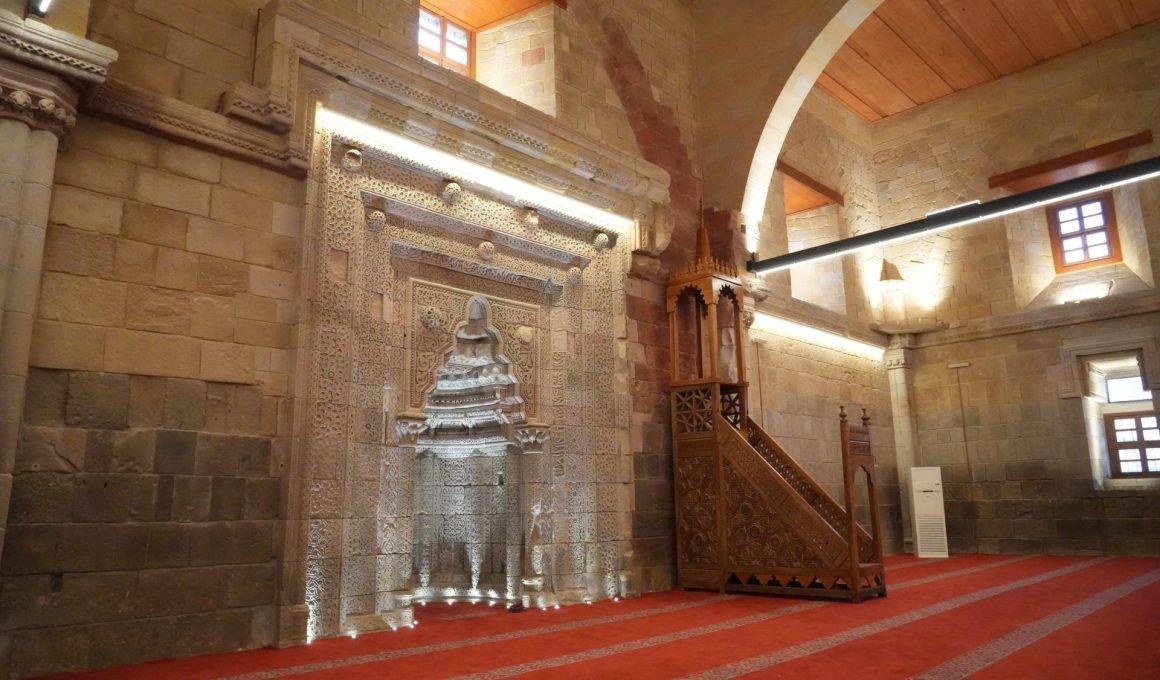 Taş ve ahşap işçiliğinin özgün örneklerinden: Sungurbey Camii restorasyonu tamamlandı