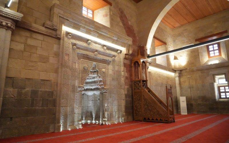 Taş ve ahşap işçiliğinin özgün örneklerinden: Sungurbey Camii restorasyonu tamamlandı