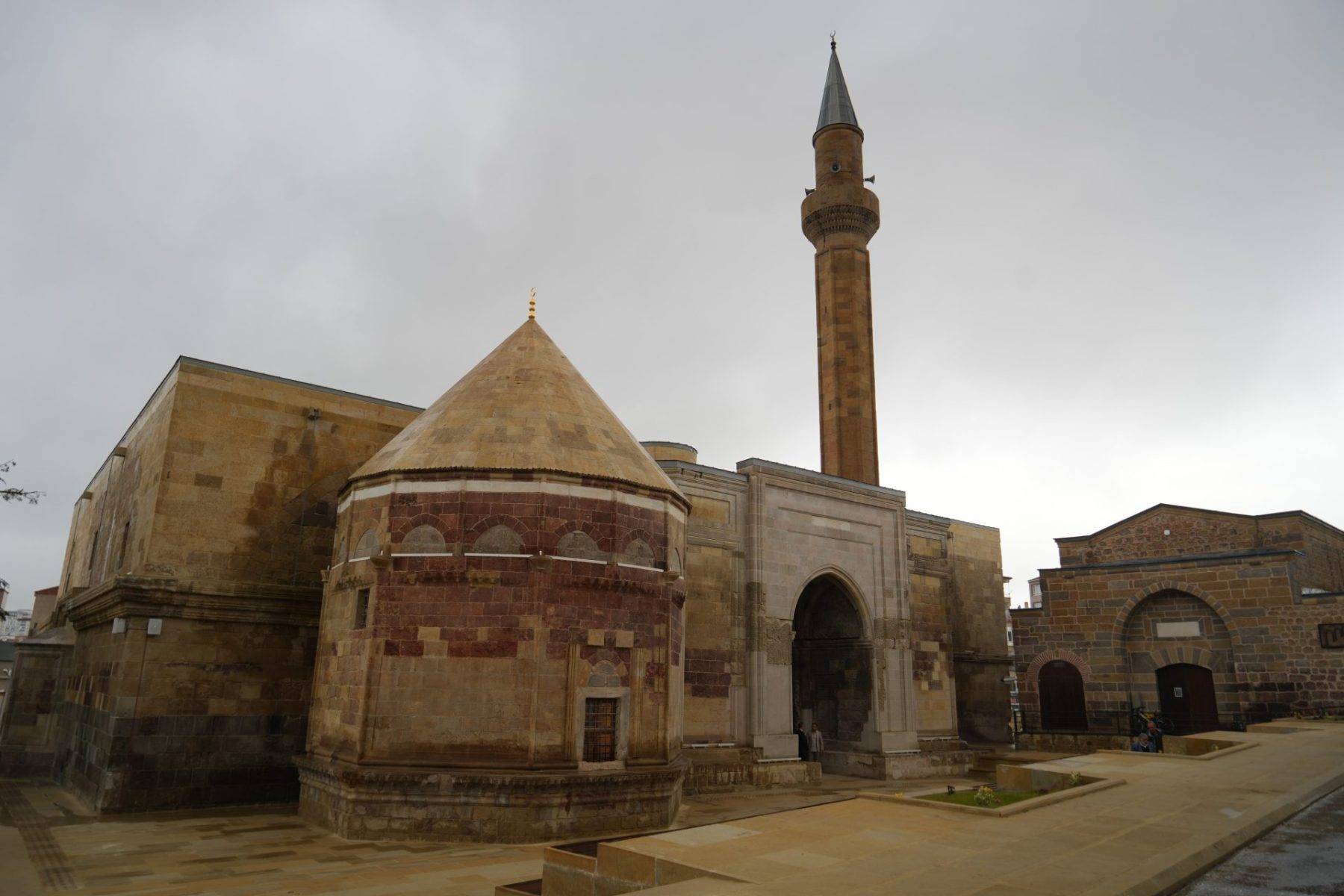 Taş ve ahşap işçiliğinin özgün örneklerinden: Sungurbey Camii restorasyonu tamamlandı