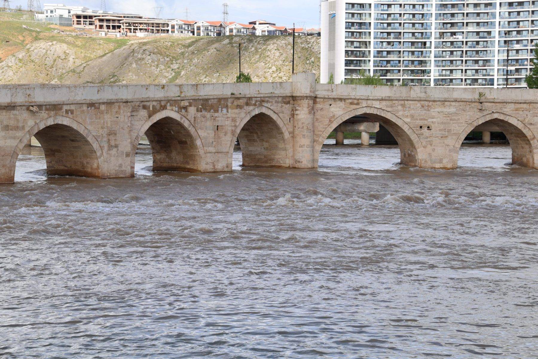 Asırlardır Sivas'ın hırçın sularına göğüs geriyor: Tarihi Eğri Köprü
