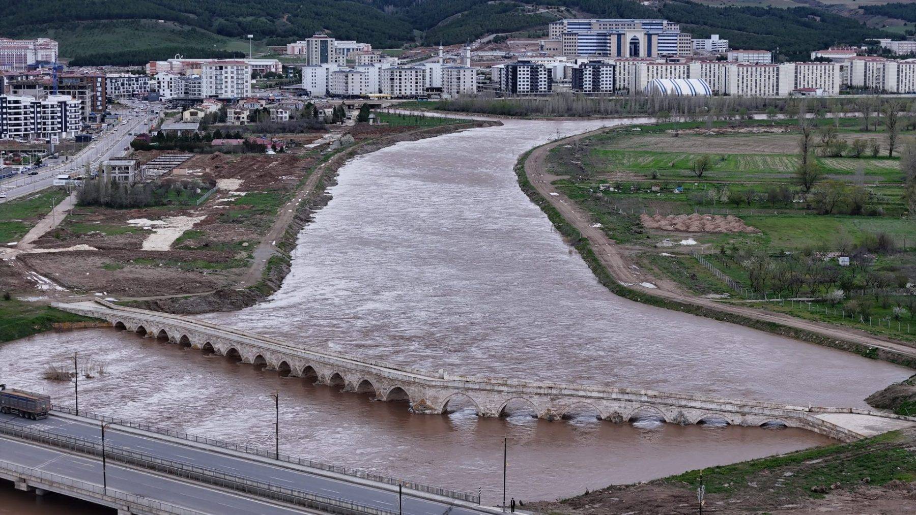 Asırlardır Sivas'ın hırçın sularına göğüs geriyor: Tarihi Eğri Köprü