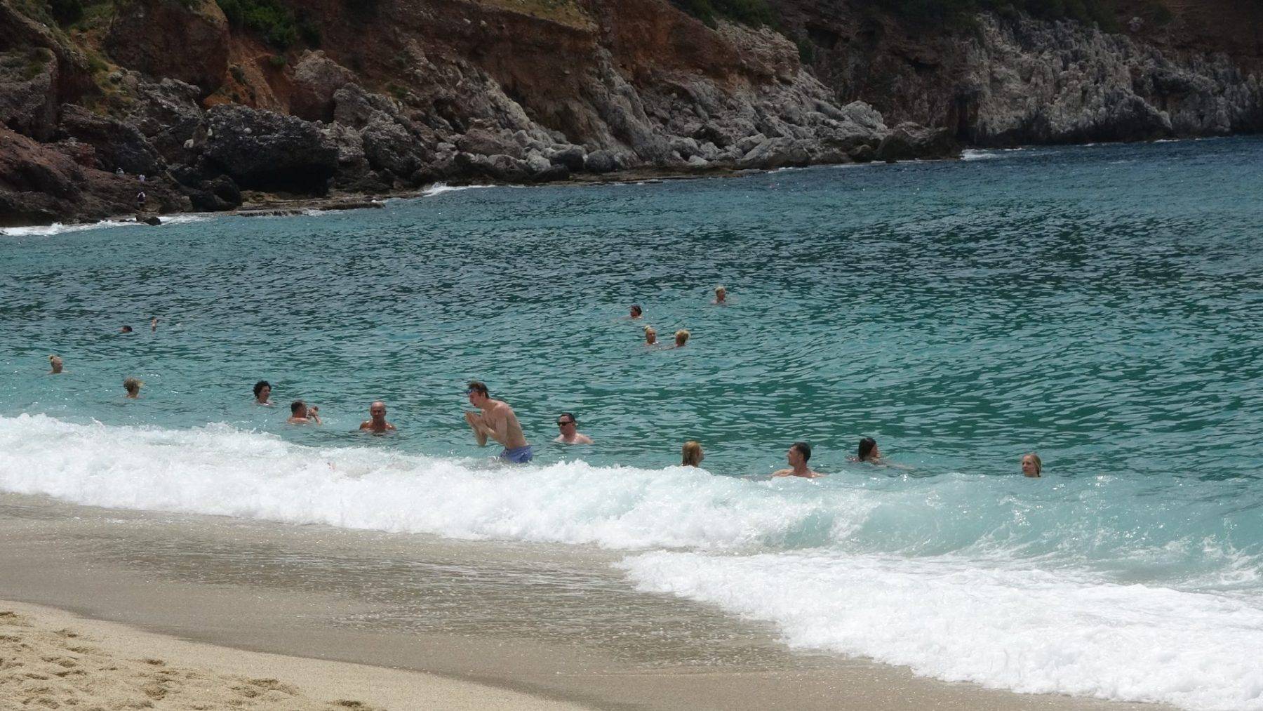 Yaz havası ve bayram tatili buluştu, vatandaşlar Antalya'nın ünlü plajına koştu