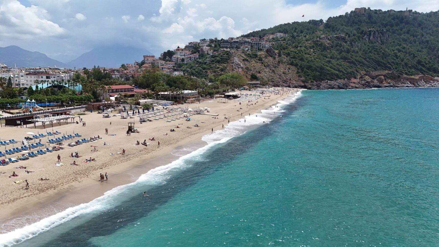 Yaz havası ve bayram tatili buluştu, vatandaşlar Antalya'nın ünlü plajına koştu