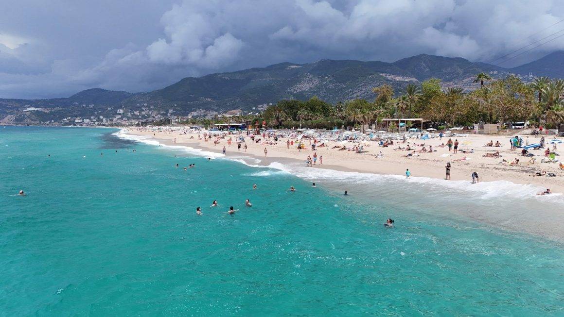 Yaz havası ve bayram tatili buluştu, vatandaşlar Antalya'nın ünlü plajına koştu