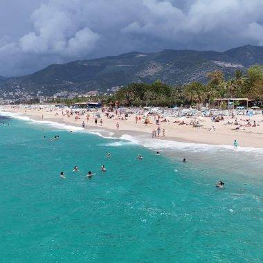 Yaz havası ve bayram tatili buluştu, vatandaşlar Antalya'nın ünlü plajına koştu