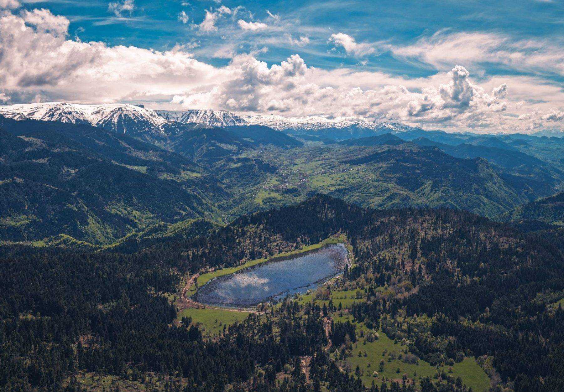 Karadeniz'in peribacaları ile Cil Gölü, görenleri kendine hayran bıraktı