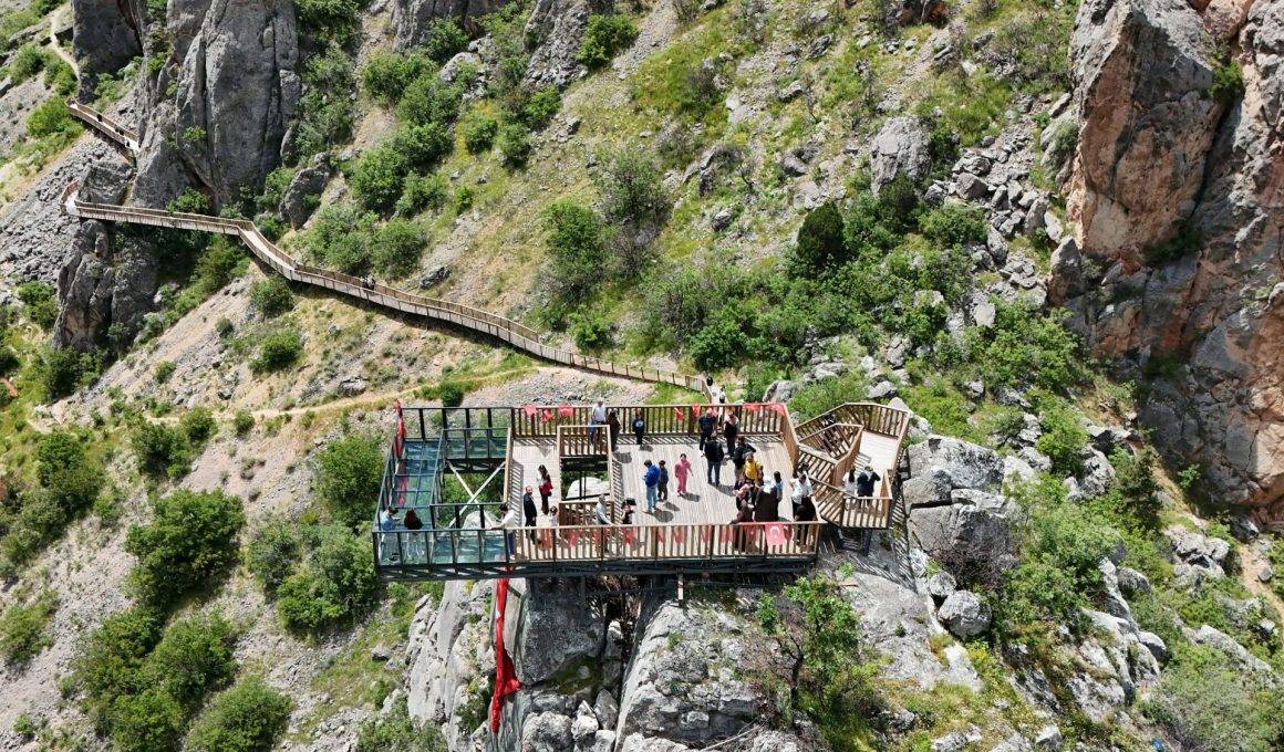 Manzaraya bakmaktan yürüyemediler: Kazankaya Kanyonu ziyaretçilerini mest etti