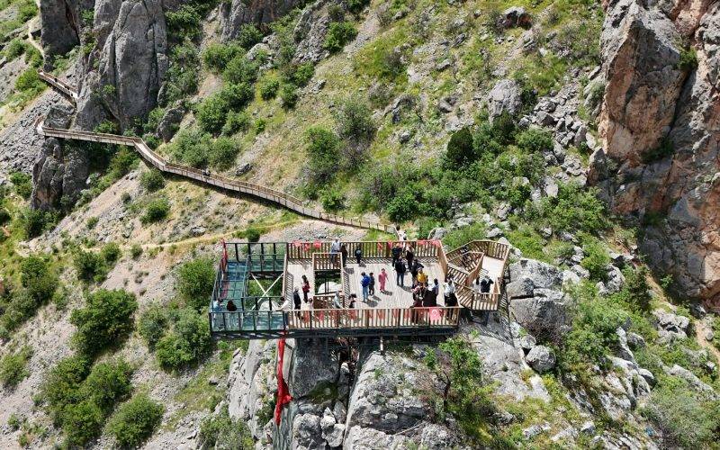 Manzaraya bakmaktan yürüyemediler: Kazankaya Kanyonu ziyaretçilerini mest etti
