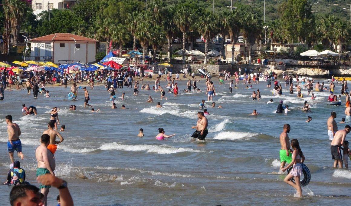 Mersin'de deniz sezonu açıldı: 9 günlük bayram tatilinde sahiller doldu taştı