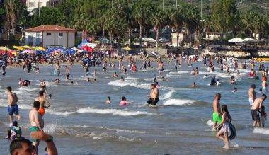 Mersin'de deniz sezonu açıldı: 9 günlük bayram tatilinde sahiller doldu taştı