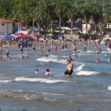 Mersin'de deniz sezonu açıldı: 9 günlük bayram tatilinde sahiller doldu taştı