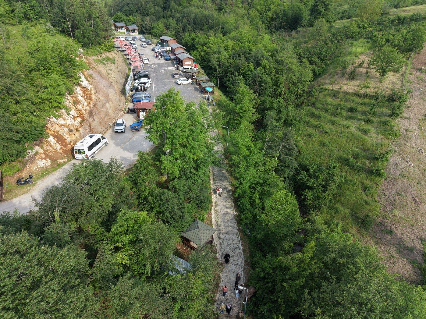 Serinlemek isteyen bu mağaraya koşuyor! Düzce'deki mağaraya yoğun ilgi