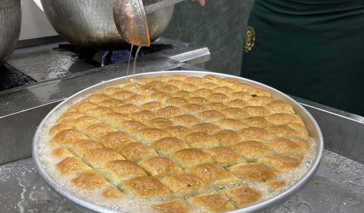 24 saat mesai yapıyorlar! Gaziantep'in baklava ustalarından itinalı çalışma