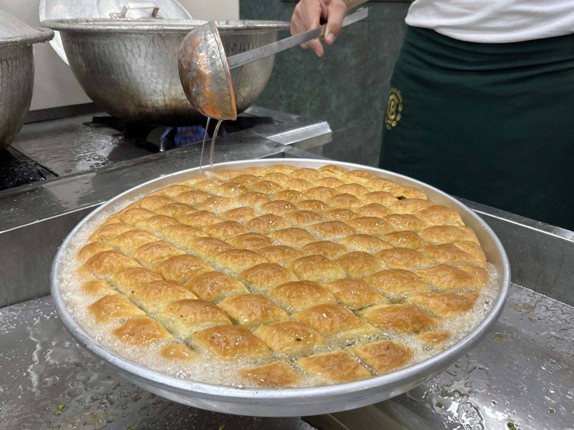 24 saat mesai yapıyorlar! Gaziantep'in baklava ustalarından itinalı çalışma