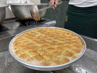 24 saat mesai yapıyorlar! Gaziantep'in baklava ustalarından itinalı çalışma