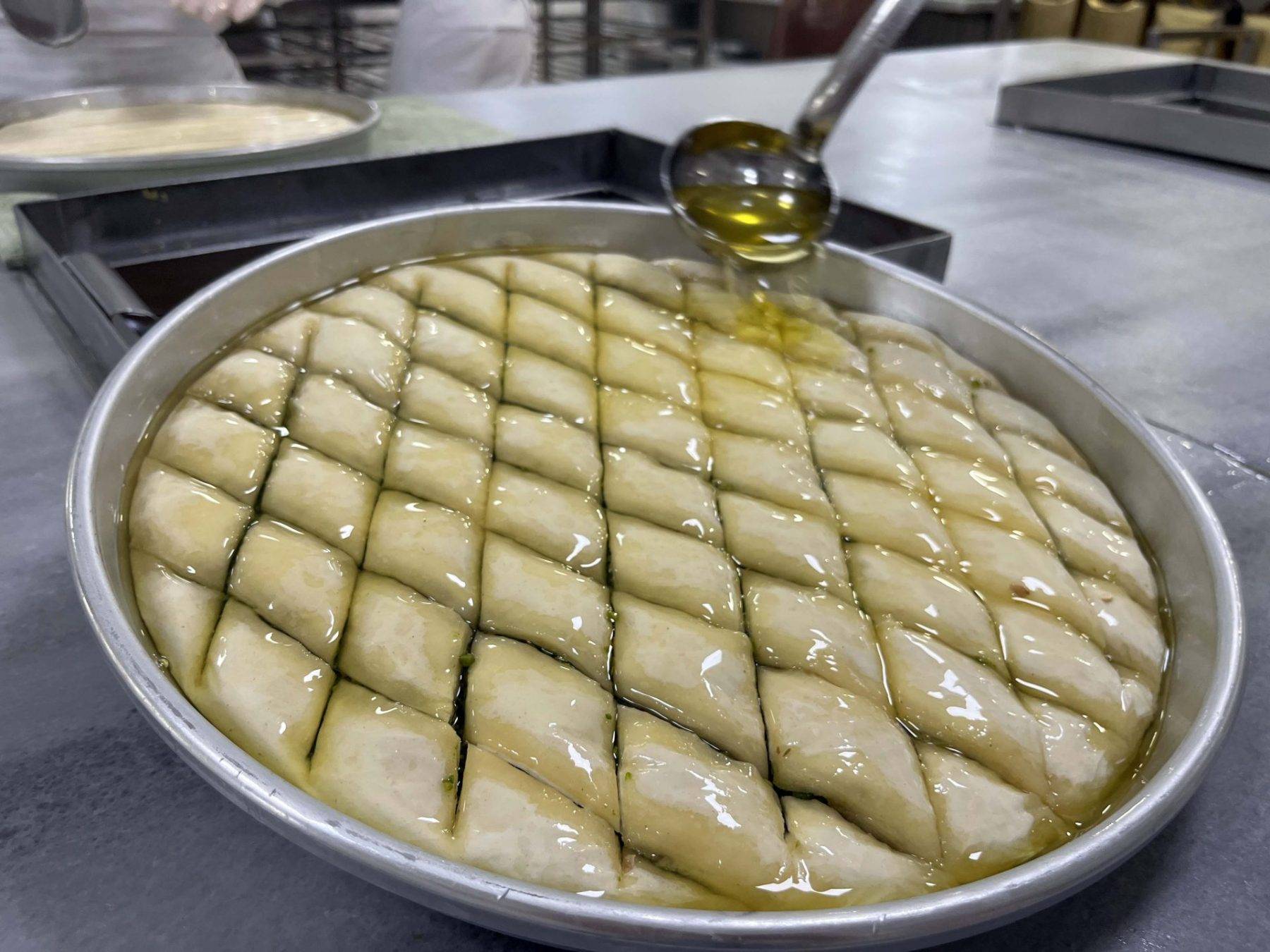 24 saat mesai yapıyorlar! Gaziantep'in baklava ustalarından itinalı çalışma