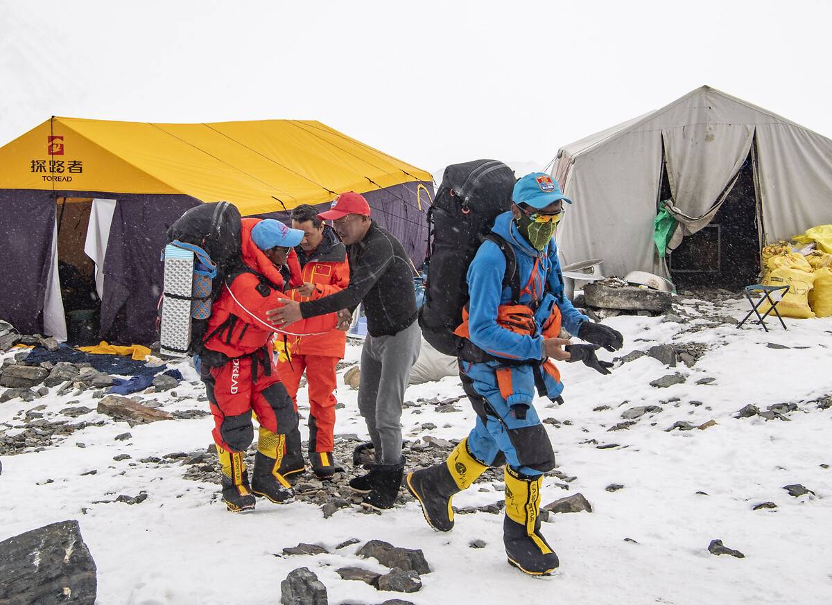 Everest Dağı'nda bahar tırmanış sezonu açıldı