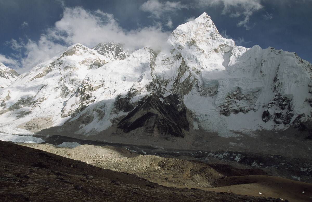 Everest Dağı'nda bahar tırmanış sezonu açıldı