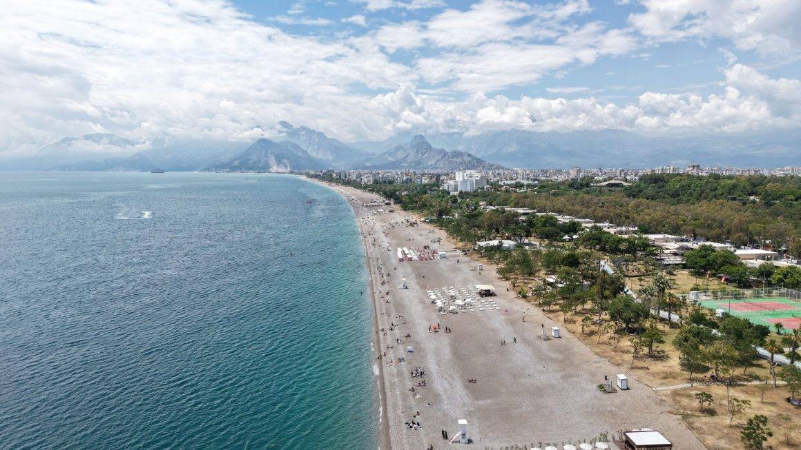 Antalya'nın ünlü sahilinde bayram yoğunluğu: Konyaaltı Sahili ilk tercihlerden oldu