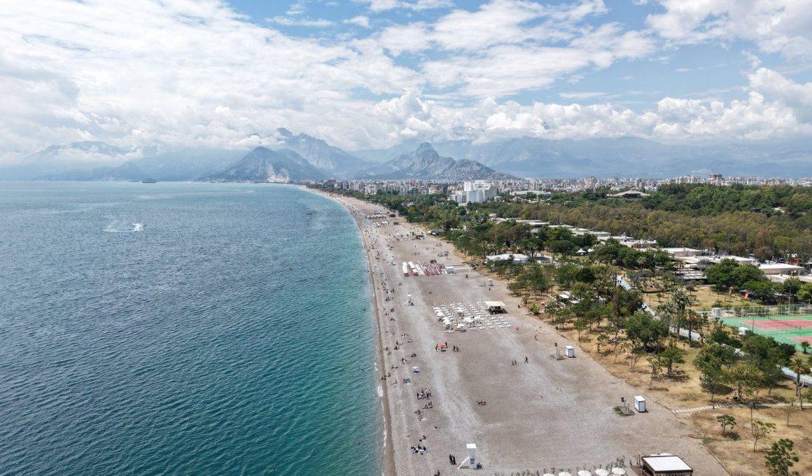 Antalya'nın ünlü sahilinde bayram yoğunluğu: Konyaaltı Sahili ilk tercihlerden oldu